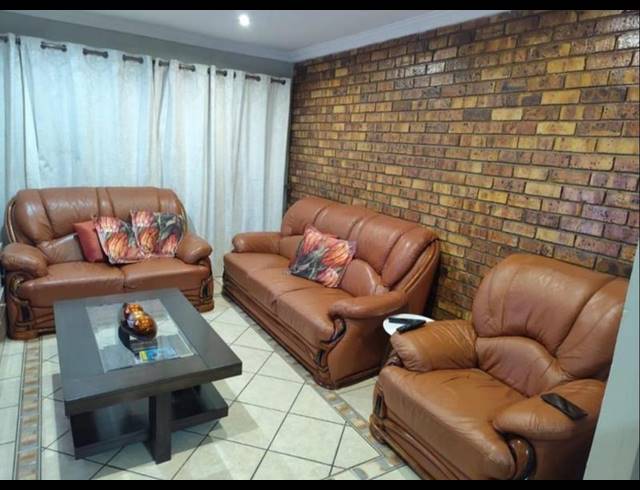 3 BEDROOM HOUSE FOR SALE IN CLOVERDENE